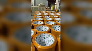 Ярко-красная упаковочная лента для надежного уплотнения