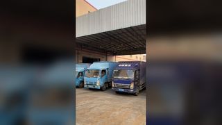 Прозрачная желтая лента с логотипом надежно запечатывает пакеты